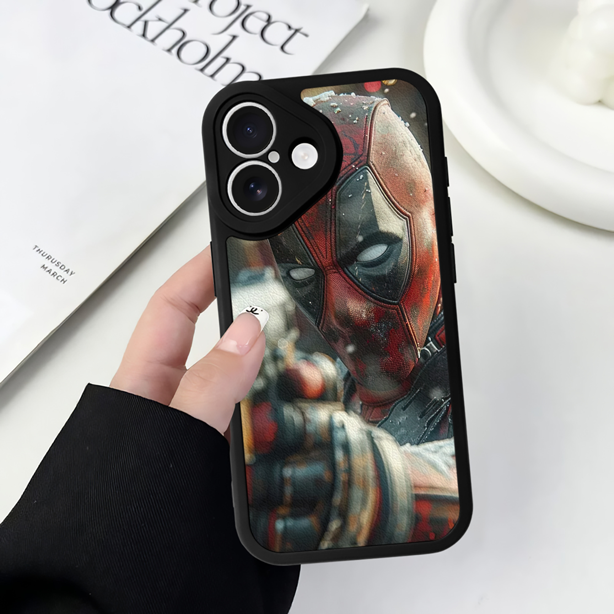 （画像用） Deadpool デッドプール 【iPhone 16シリーズ対応】シリコンスマホケース（レザー調） 材質：シリコン